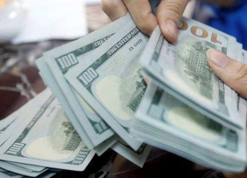 الدولار يهبط مُتجهاً لتسجيل أسوأ أداء سنويّ منذ 2003