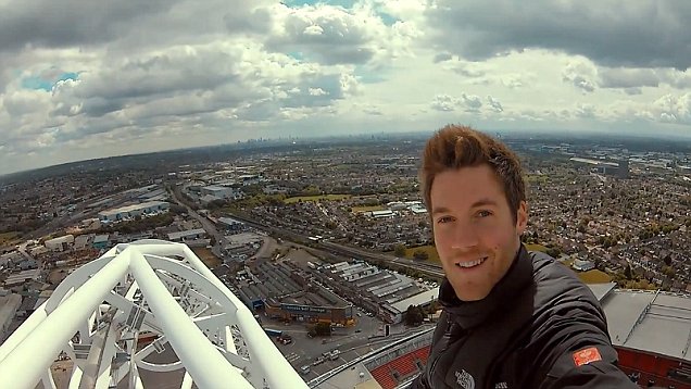 بالفيديو.. بريطاني يتسلق أعلى قوس ملعب ويمبلي