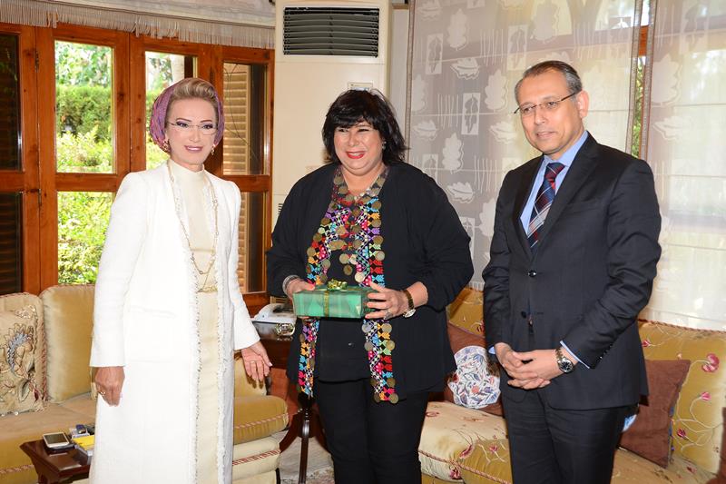 رنده بري عرضت مع وزيرة الثقافة المصرية شؤون القطاع