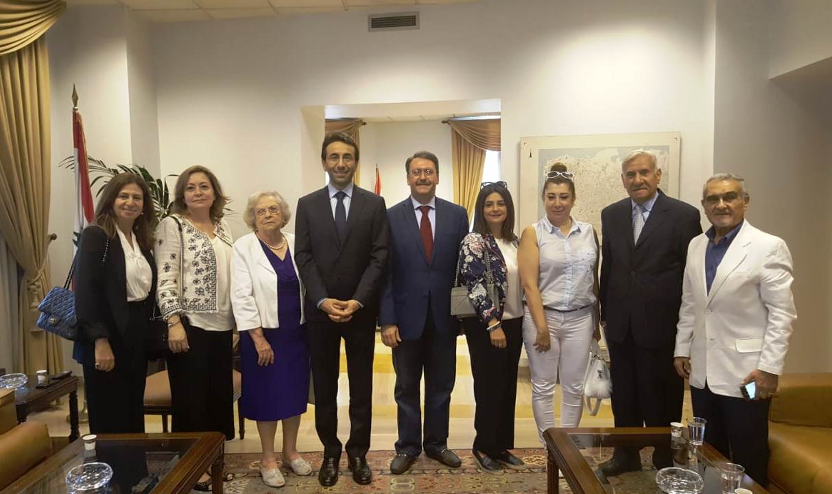 المحافظ شبيب التقى وفداً من جمعية آل قباني وجمعية تجار شارع مار الياس ومُنح درعاً تقديرة من منظمة الثقافة والبيئة الدولية