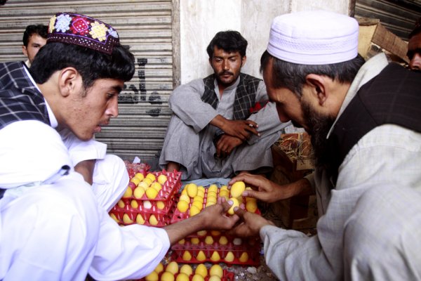 رمضان في باكستان.. ولعبة البيض المسلوق