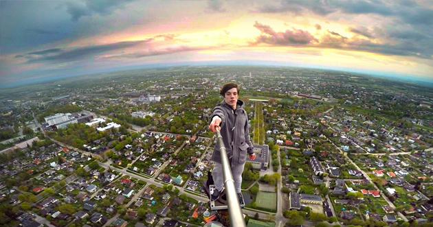 بالفيديو.. مراهقون يلتقطون صوراً متهوّرة على ارتفاع 600 قدم