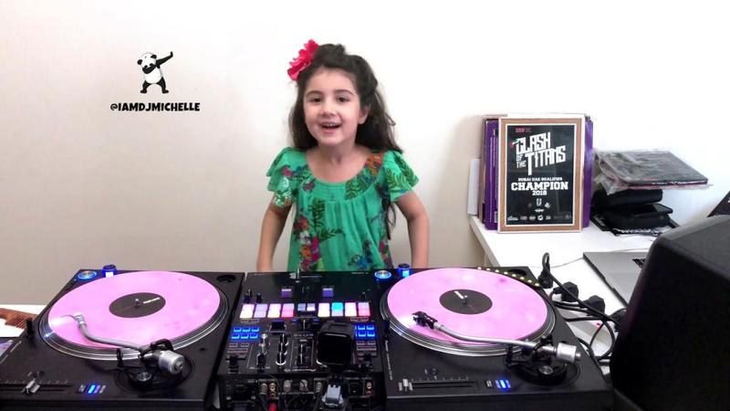 فيديو.. أصغر "دي جي" في دبي تخطف الأنظار