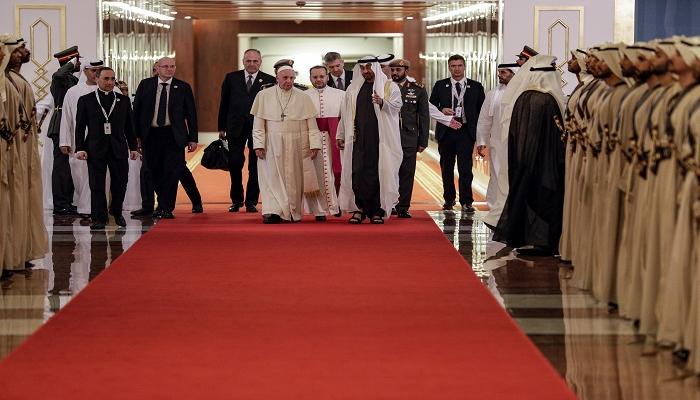 محمد بن زايد يودع البابا فرنسيس لدى مغادرته أبوظبي بعد زيارة تاريخية