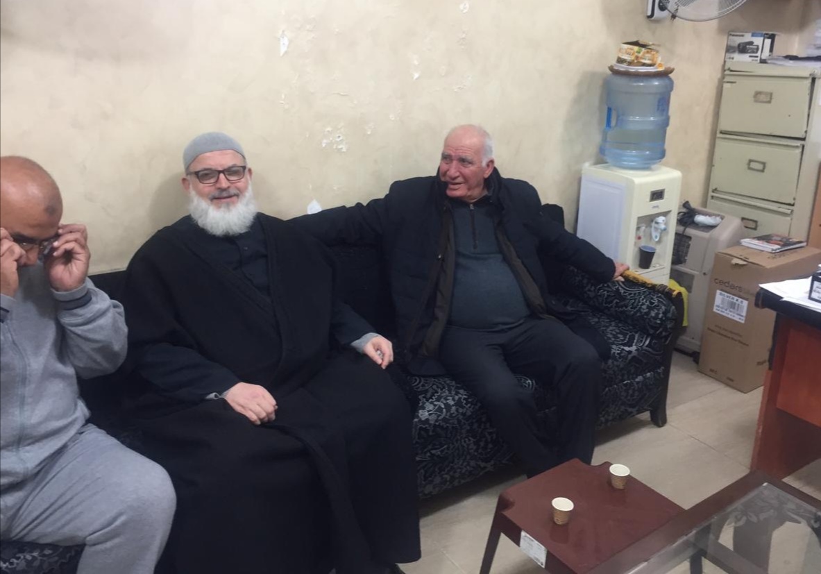 اللواء أبو عرب يزور الشيخ خطاب ويعزي بالحاجة أم أحمد سرية