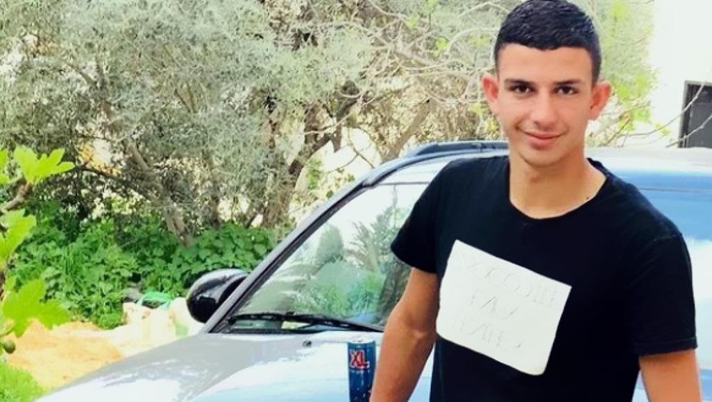 والدة الشهيد عمر أبو ليلى في اول حديث لها: كان يتبرع بمصروفه للمسجد وفاجأنا جميعاً