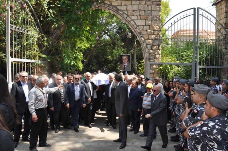 لبنان ودع عبد اللطيف الزين في مأتم رسمي وشعبي ورئيس الجمهورية منحه وسام الاستحقاق اللبناني المذهب الدرجة الأولى