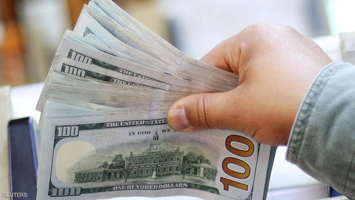 الدولار يتراجع بعد أكبر خسارة في 4 أشهر