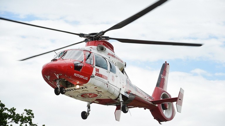 (فيديو) لم يتحمل الانتظار.. مروحية "تنتشل" مليونيرا من زحمة المرور!