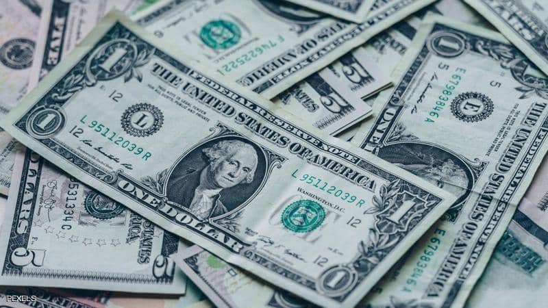الدولار يحافظ على أعلى مستوى في شهرين