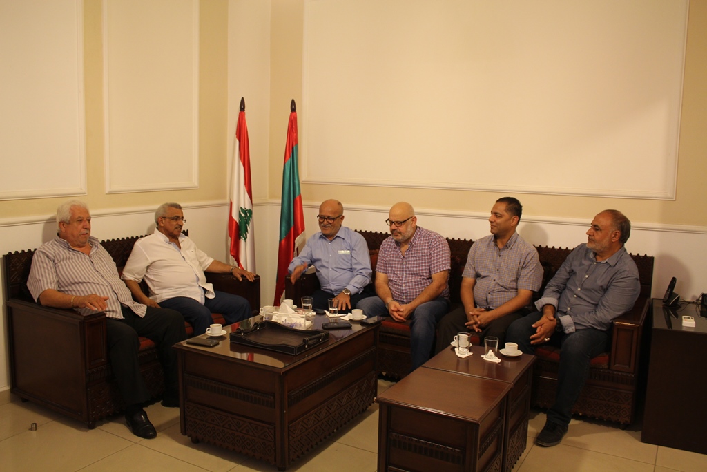اسامة سعد عرض موضوع اجازة العمل للفلسطينيين مع وفد من لجان الأحياء في عين الحلوة