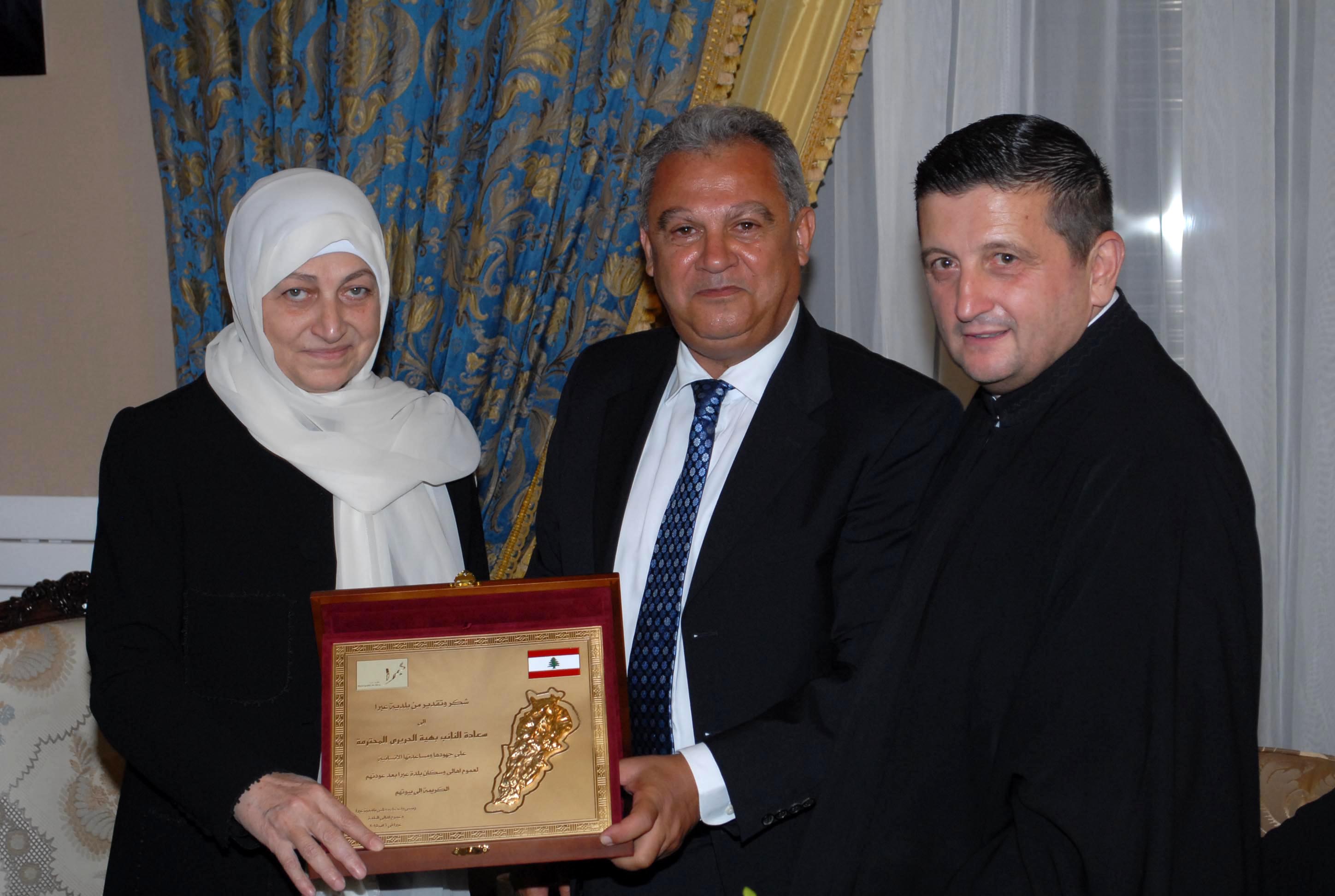 بهية الحريري مكرّمة من بلدية عبرا: بلد بلا رئيس جسد بلا رأس .. و"ما بيمشي الحال"&lrm;