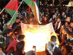 صيدا: ساحة الثورة تشتعل غضبا رفضاً لصفقة القرن!