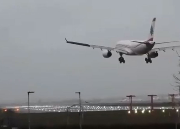 بالفيديو: طائرة MEA تهبط في مطار هيثرو وسط رياح عاتية... الكابتن اللبناني أثبت مهارته!