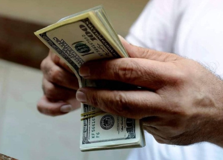 كم بلغ سعر صرف الدولار لدى الصرّافين اليوم؟