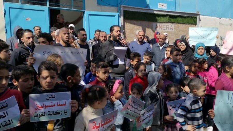 بالصور: اعتصام للمهجرين الفلسطينيين من سوريا امام مكتب الاونروا في عين الحلوة