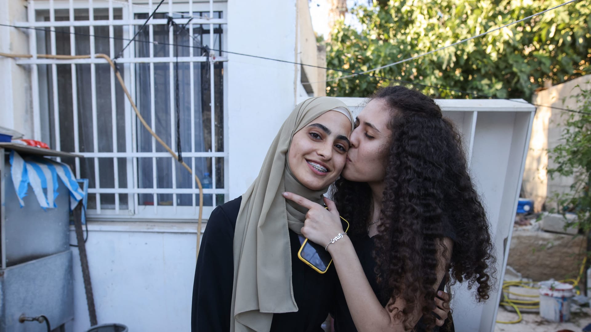 إطلاق سراح الناشطة الفلسطينية منى الكرد وشقيقها بعد استجوابهما من الشرطة الإسرائيلية