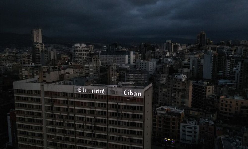 بالفيديو- متظاهرون يقتحمون شركة كهرباء لبنان