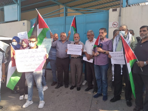 اعتصام امام مدرسة رافيديا في صيدا طالب الاونروا بتأمين وسائل النقل واللوازم المدرسية