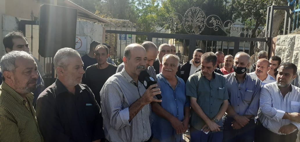 اعتصام أمام معهد سبلين رفضًا لقرار "الأونروا" إلغاء المنامة في المركز