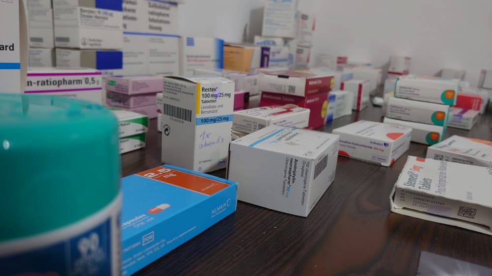 بعد غلاء وتقاعس .. مبادرة لإرسال الأدوية من برلين إلى مخيمات لبنان