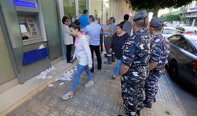 من "دائماً إلى جنبك"... إلى "دبّر حالك" .. المصارف تُعيد تموضعها "جغرافياً" على حساب راحة مودعيها