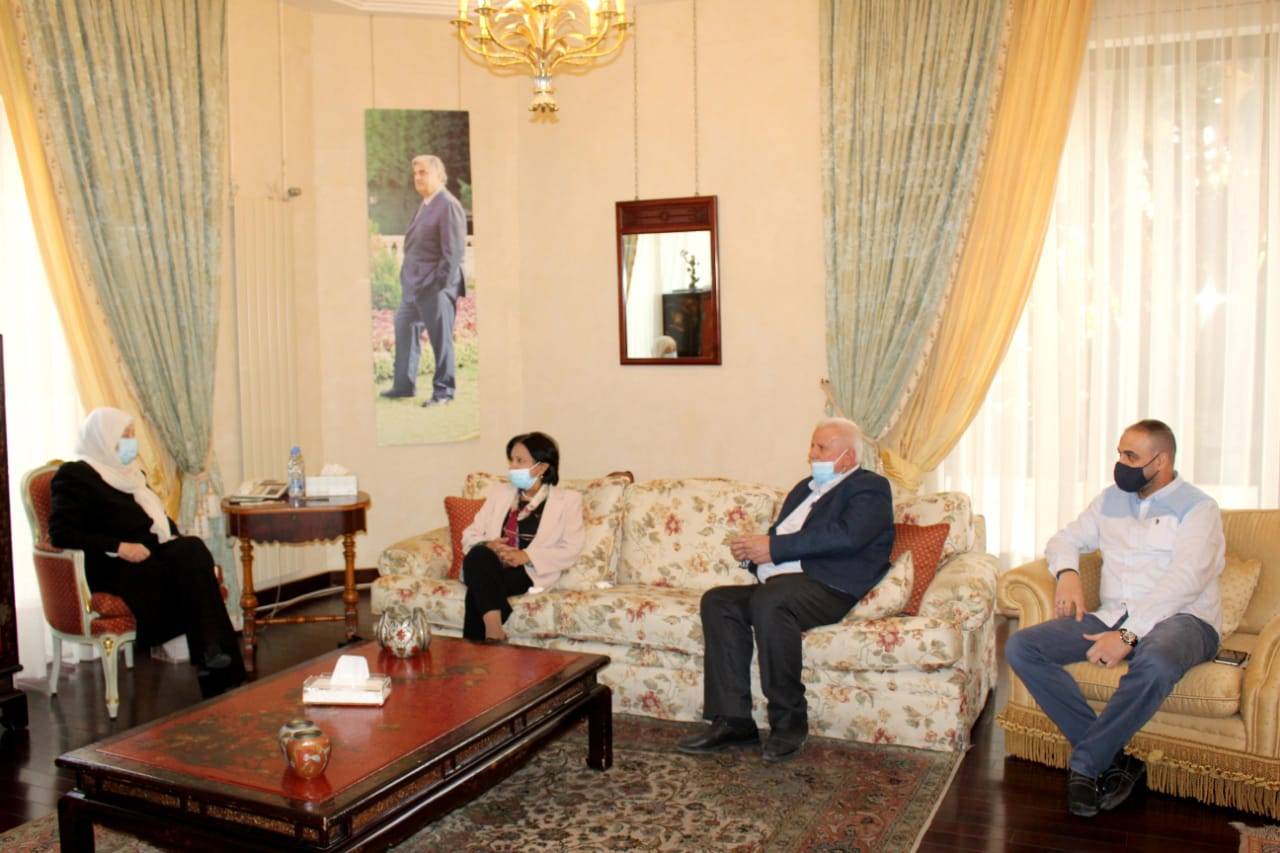 بهية الحريري تبحث مع أبو العردات وجبريل بالوضع الصحي في المخيمات