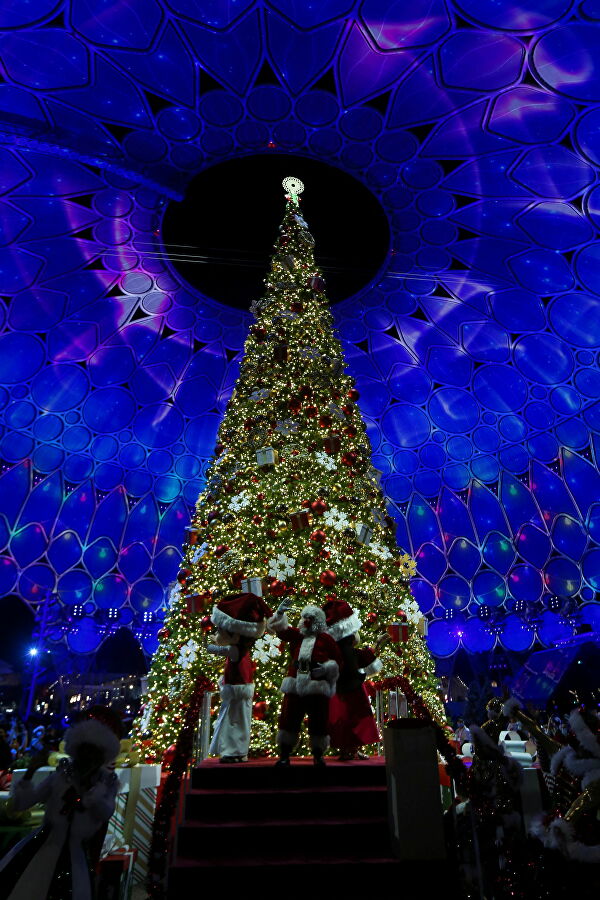 شجرة عيد الميلاد في "مغارة سانتا" في دبي