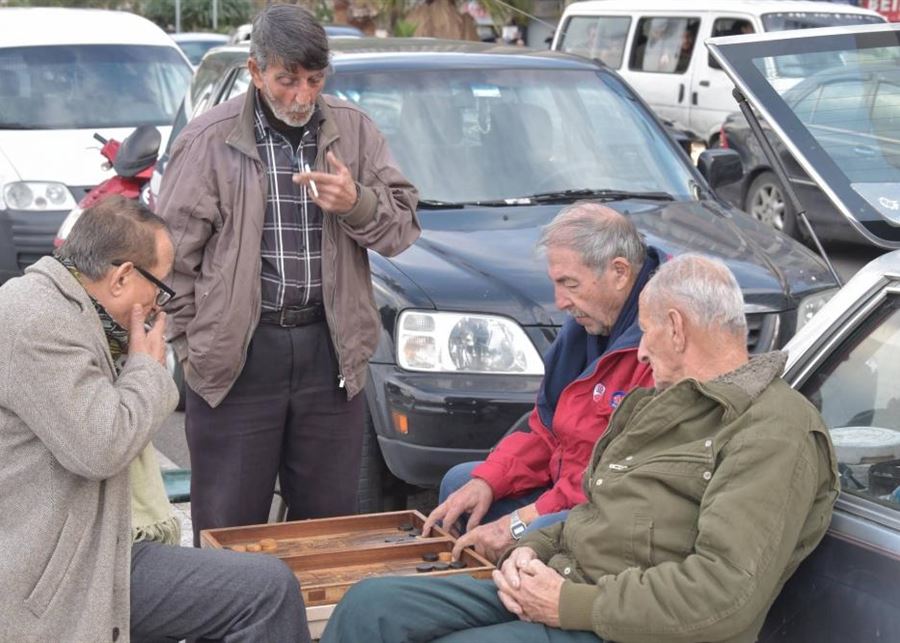 "جنى العمر" يذوب أمام عيون المتقاعدين