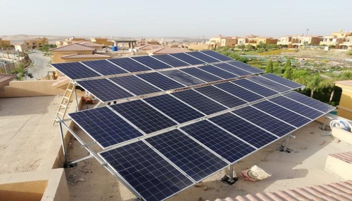 أنظمة الطاقة الشمسية: تواجه عقبة المساحات الضيقة على أسطح المباني وتثير الخلافات بين الجيران