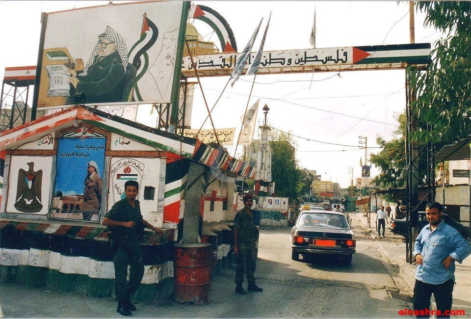 أقفل الشارع الفوقاني بعين الحلوة احتجاجا على عدم تأمين الاونروا علاجا لابنه