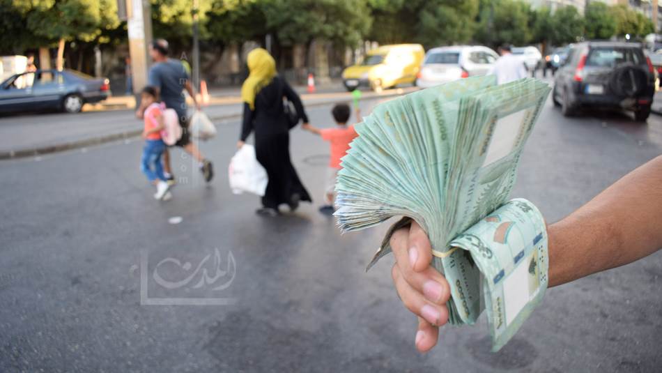 جيش الصرّافين بشوارع صيدا: من "يشفط" ملايين الدولارات يومياً؟