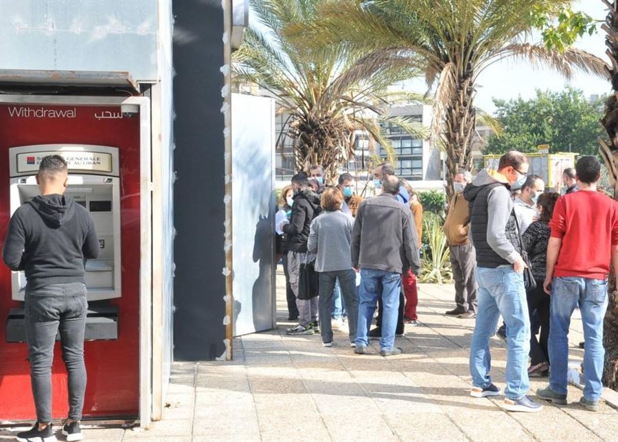 تُخالف تعميمين أساسيّين لـ"المركزي" وتُثير إرباك المودعين وخوفهم: مصارف تستوفي القروض على أسعار جديدة