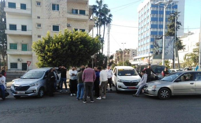 وقفة احتجاجية لسائقي السيارات العمومية في صيدا: المهنة اصبحت لا تعود علينا الا بالخسارة