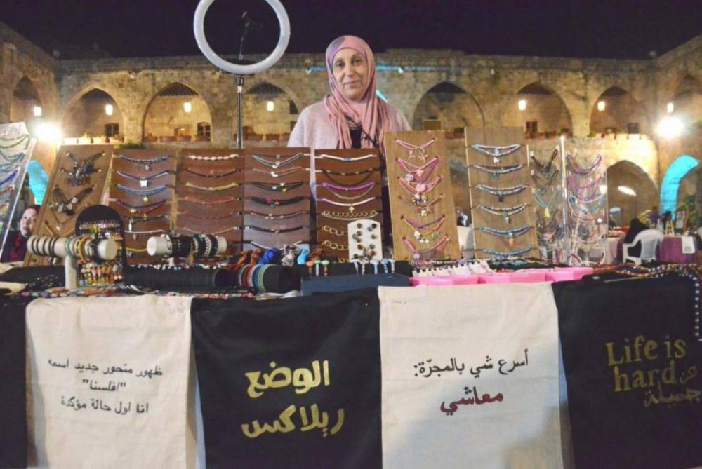 لبنانية تطرّز شعارات الأزمات على الحقائب بطريقة ساخرة ولاذعة