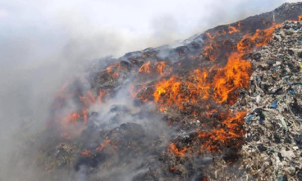 حريق جبل النفايات يخنق صيدا