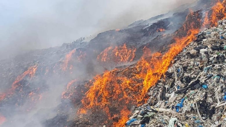 حريق النفايات بصيدا صار موضة!!