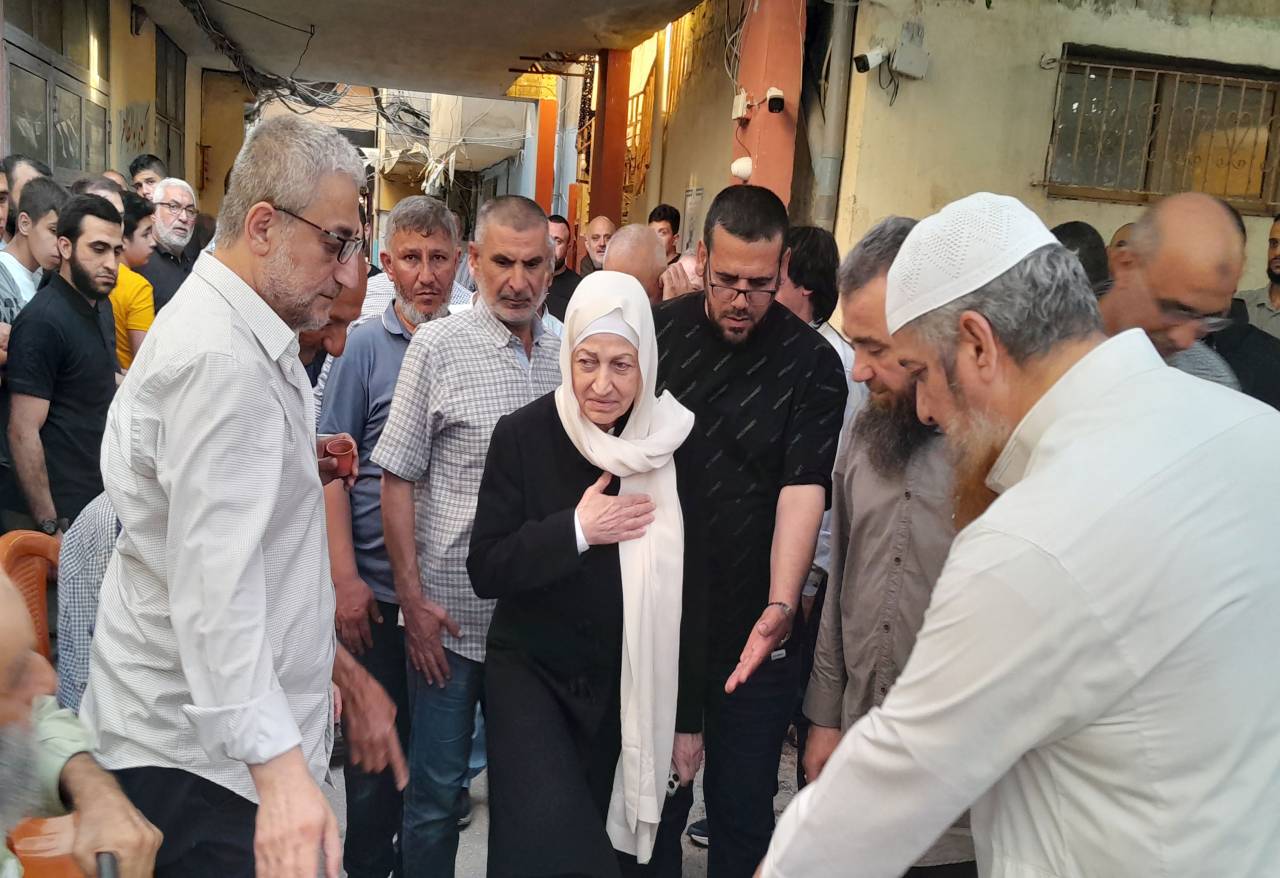 بهية الحريري في مخيم عين الحلوة تقدم التعازي بوفاة الشيخ أبو طارق السعدي