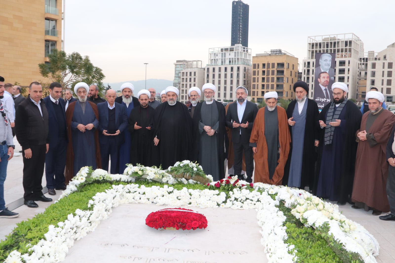 وفد من المجلس الإسلامي الشيعي الأعلى زار ضريح الحريري في وسط بيروت