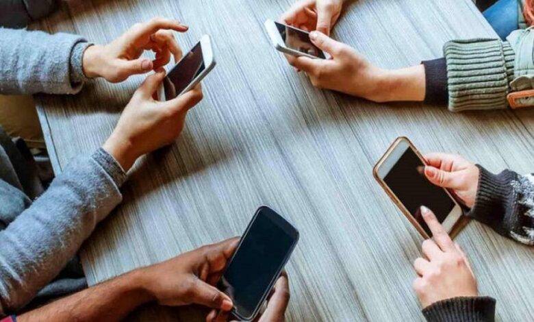 الهاتف "عميل قاتل"&hellip; ماذا وراء التحذير؟