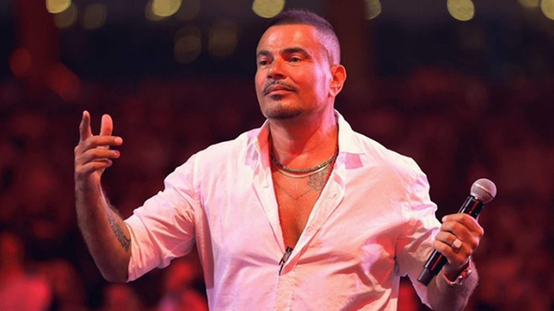 عمرو دياب يتعرّض لانتقادات لاذعة.. أهان السائق ووصفه بالـ "حيوان"