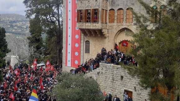 حشود أمّت ضريح "المعلم".. تيمور جنبلاط: لتسوية تعيد الاعتبار للمؤسسات وتنهي الشغور