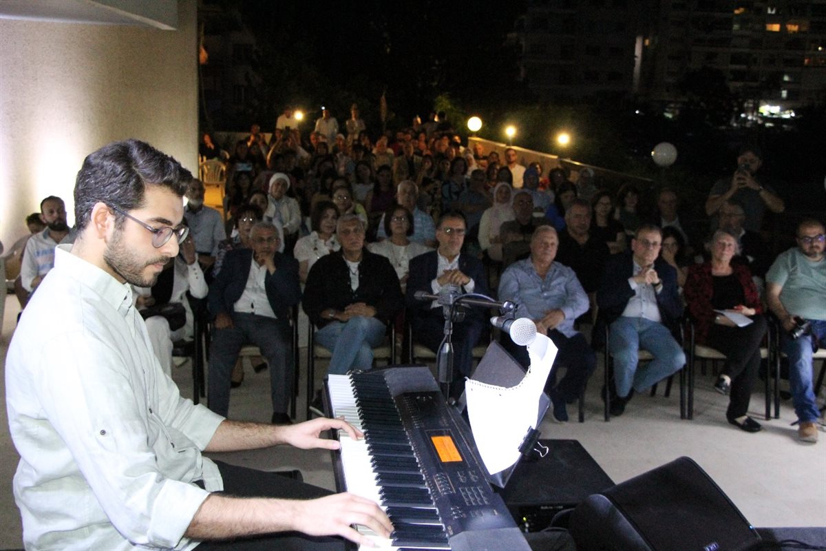 حسن علي عبد الجواد في أمسية "خريجي المقاصد" -صيدا: صانع لمشهدية موسيقية تجمع بين عذوبة اللحن وثورته !