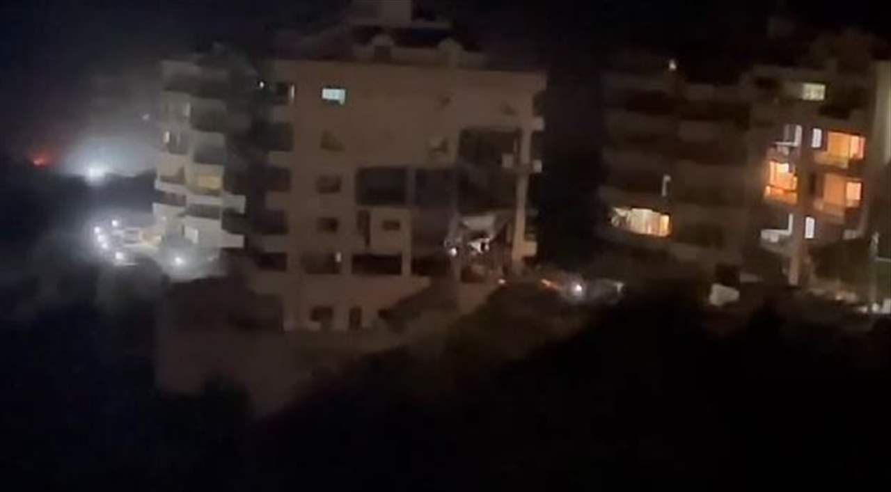 بالفيديو : غـ ارة اسرائيلية تستهدف مبنى سكنياً في منطقة عرمون فجراً
