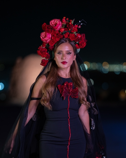 بالصور : بفستان أسود وتاج من الورود &hellip; نيللي كريم تشارك في أسبوع الموضة بالرياض