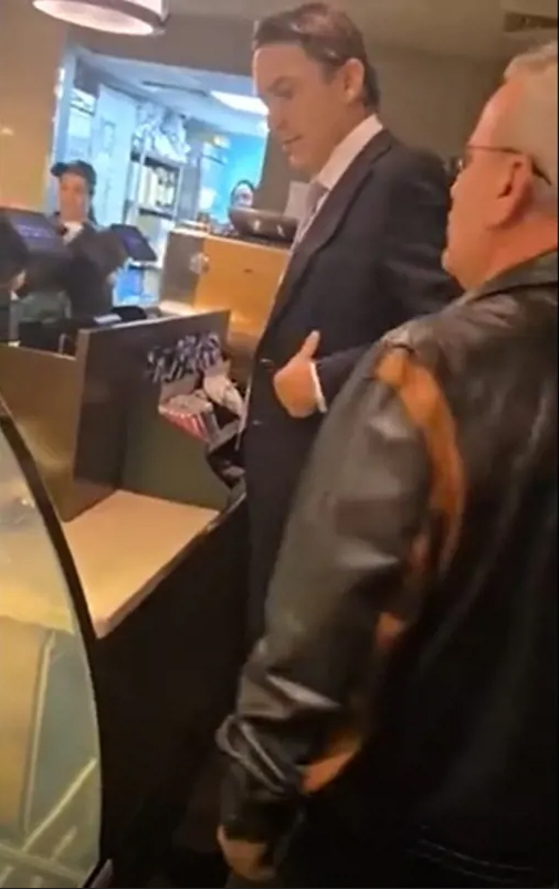 بالفيديو: الموفد الأميركي هوكشتاين ظهر بفيديو وهو يشتري القهوة في منطقة فردان.. ولبنانيون: لا تدفع أنت ضيفنا