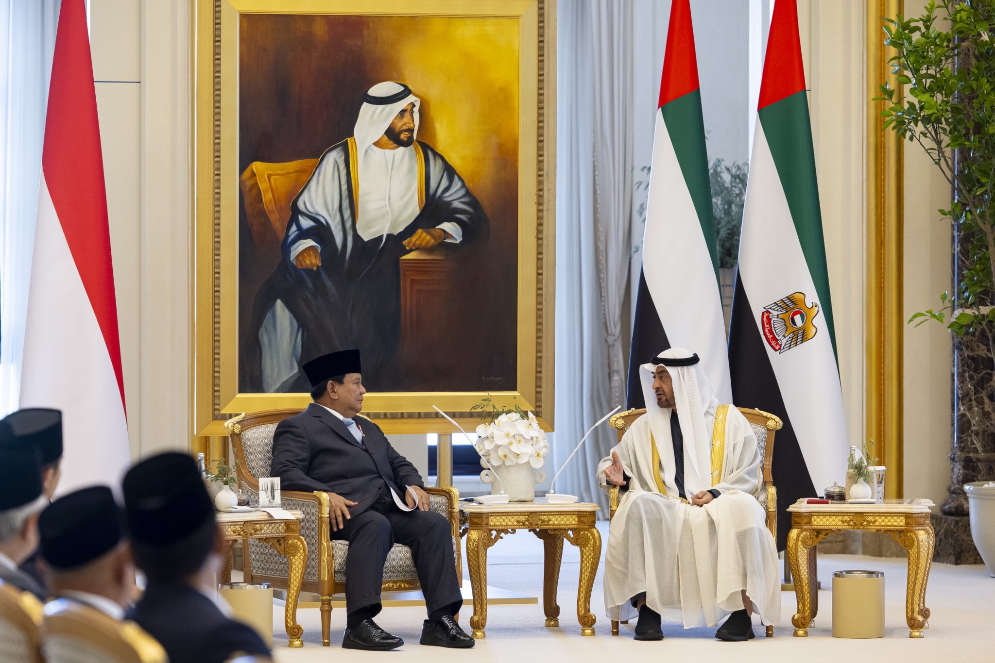 بالفيديو : جرت له مراسم استقبال رسمية.. رئيس الدولة يستقبل الرئيس الإندونيسي في قصر الوطن