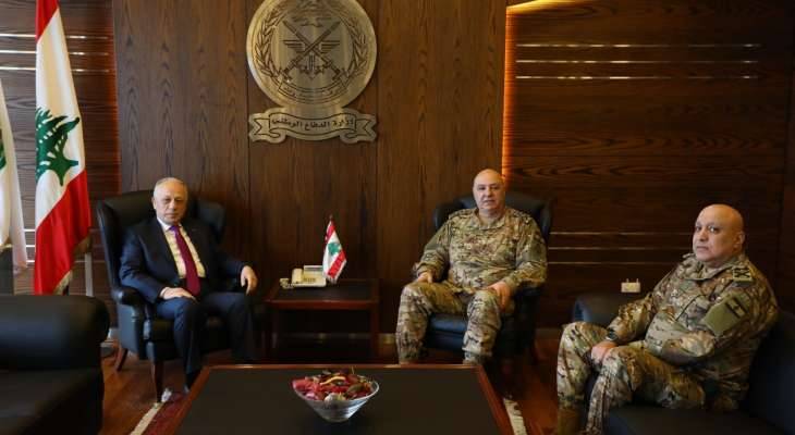 وزير الدفاع يبحث مع قائد الجيش ورئيس الأركان في انتشار الجيش في الجنوب