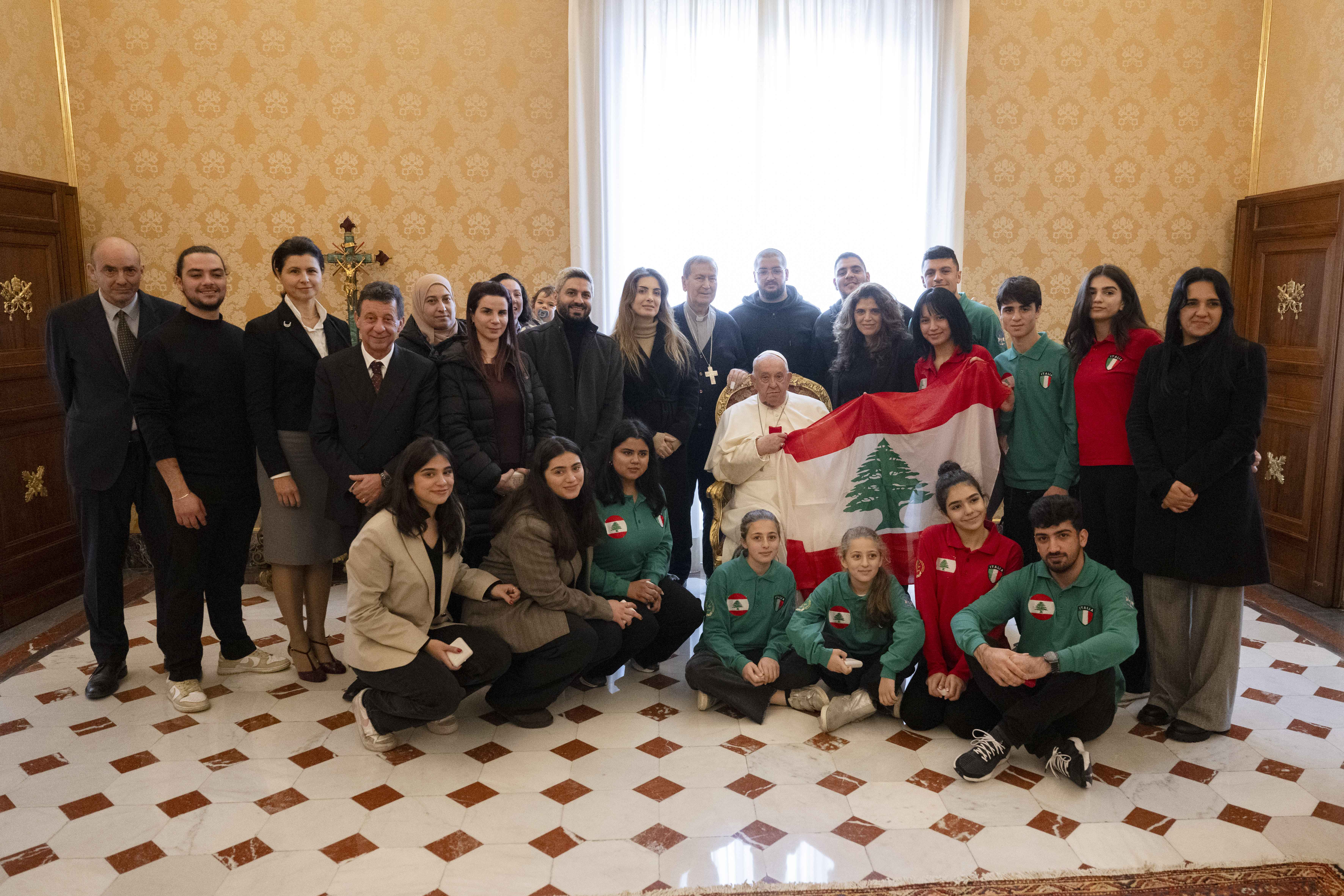 بالصور : أبناء شهداء الجيش اللبناني ينشدون الأمل في إيطاليا ويلتقون البابا فرنسيس