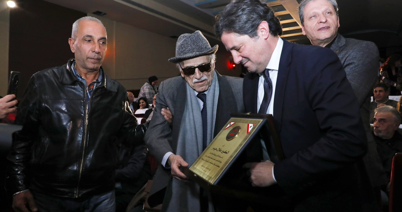 المكاري يكرّم الشاعر طلال حيدر